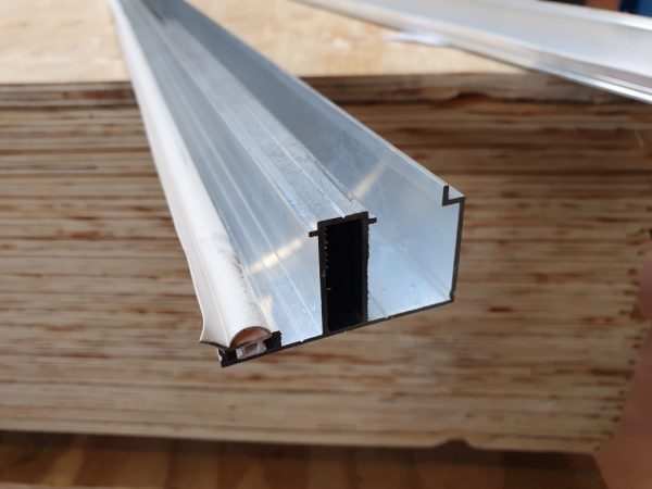 Alu Begin/Eindprofiel/zijdrager 16 mm (voorgerubberd randprofiel L) Alu Begin/Eindprofiel/zijdrager 16 mm (voorgerubberd randprofiel L)