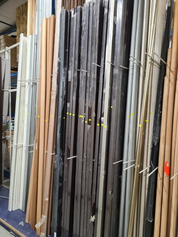 Trapleuning vierkant 40x40 mm aluminium Wengé Trapleuning vierkant 40x40 mm aluminium Wengé