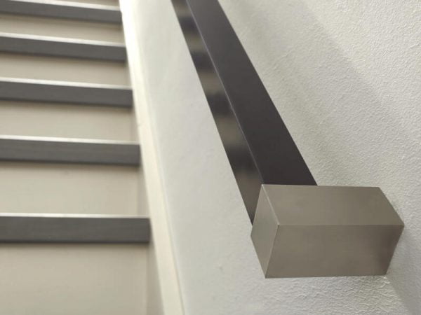 Trapleuning vierkant 40x40 mm aluminium Wengé Trapleuning vierkant 40x40 mm aluminium Wengé