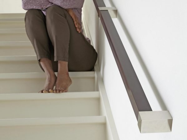 Trapleuning vierkant 40x40 mm aluminium Wengé Trapleuning vierkant 40x40 mm aluminium Wengé