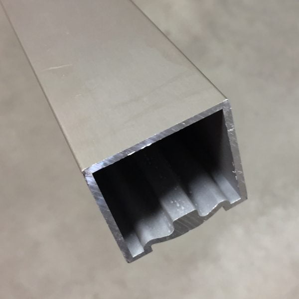 Trapleuning vierkant RVS look geborsteld 40x40 mm 270 cm Trapleuning vierkant RVS look geborsteld 40x40 mm 270 cm