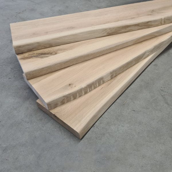Massief eiken traptreden met boomstam kant 40 mm Massief eiken traptreden met boomstam kant 40 mm