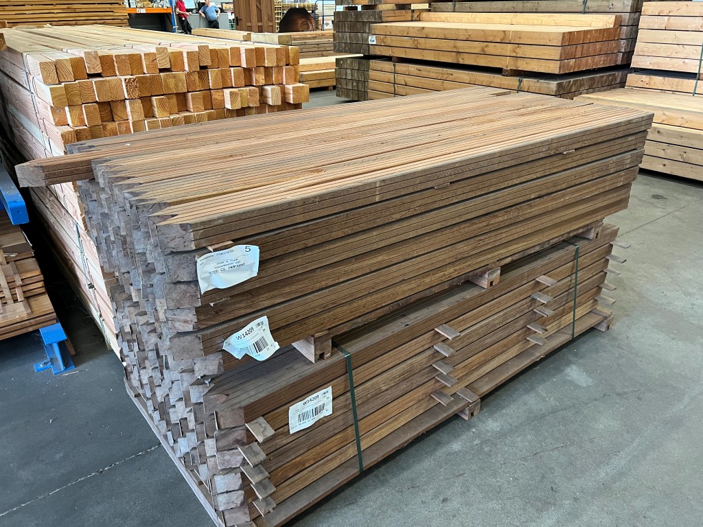 Hardhout paal Azobe gepunt met V-groef 65x65 mm 200 cm Hardhout paal Azobe gepunt met V-groef 65x65 mm 200 cm